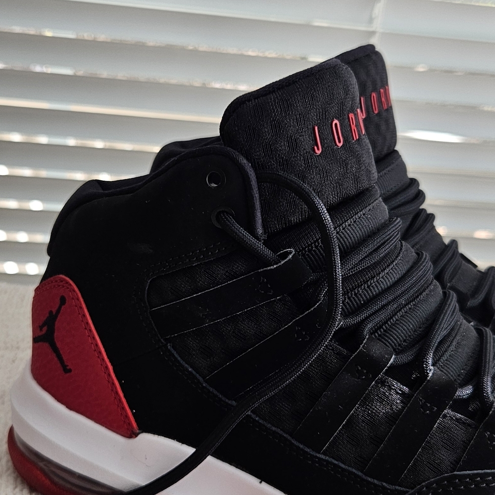 Jordan Kids Max Aura Black and Red Sneakers - Picture 5 of 16